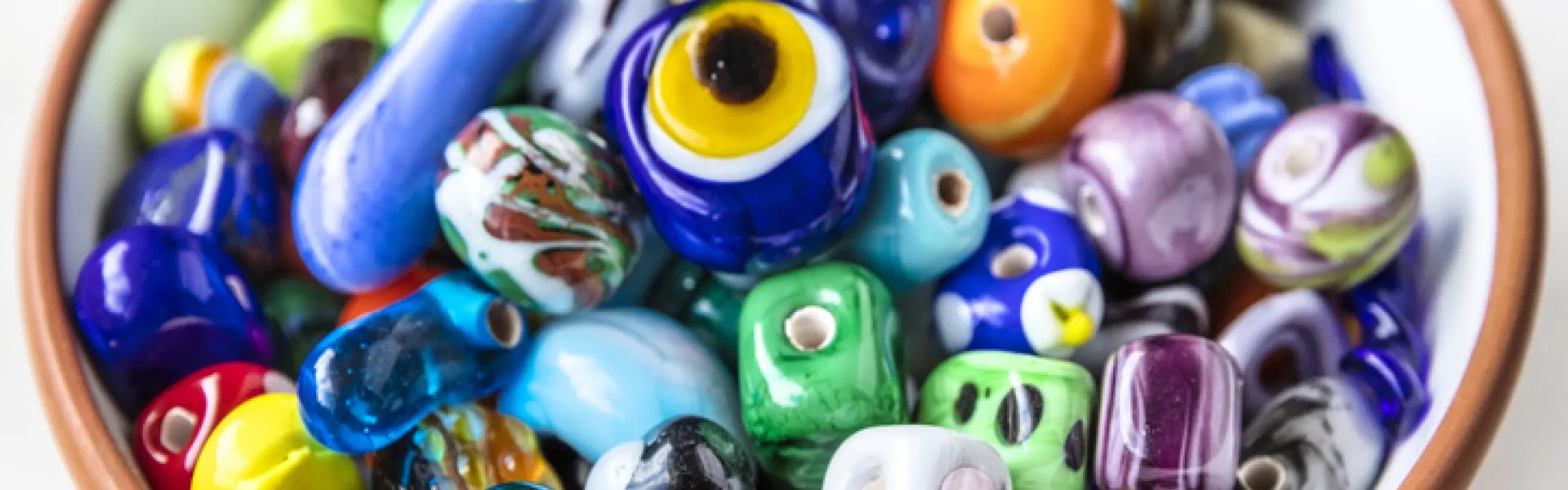 Collection de perles de verre colorées.