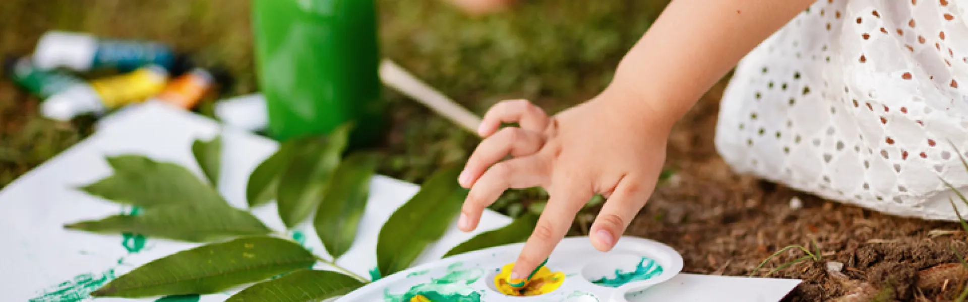 enfant dessinant des feuilles