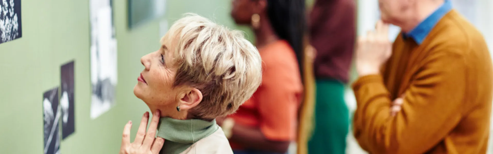 Visiteurs d'une exposition de photographies