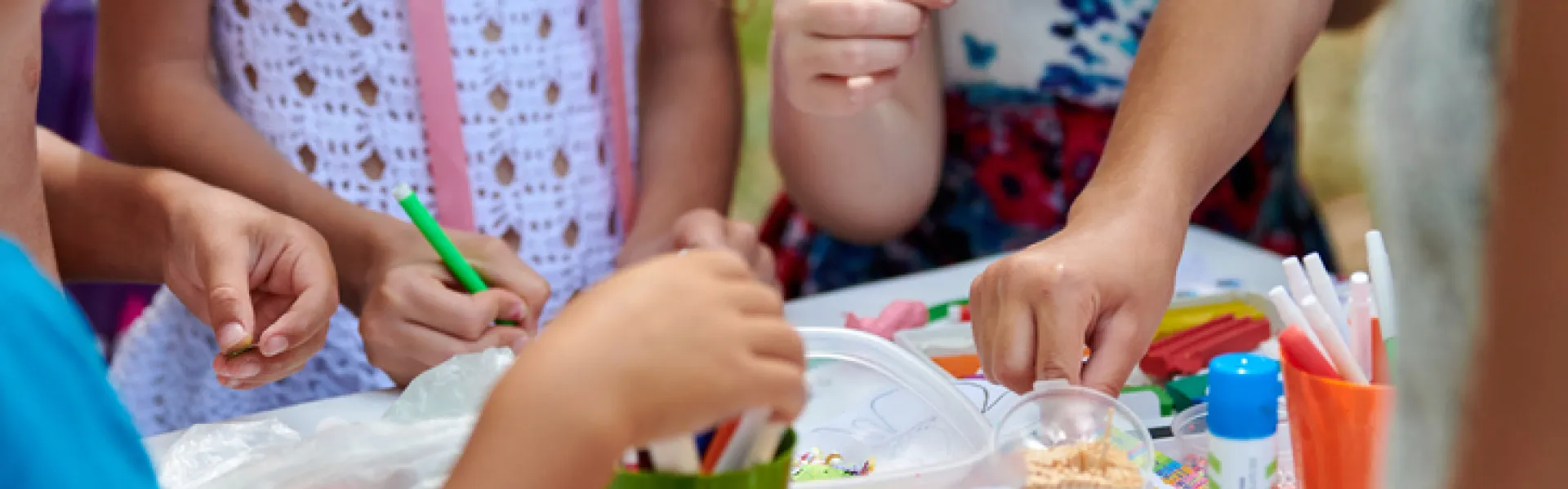 enfants avec des pigments de couleur