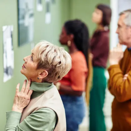 Visiteurs d'une exposition de photographies